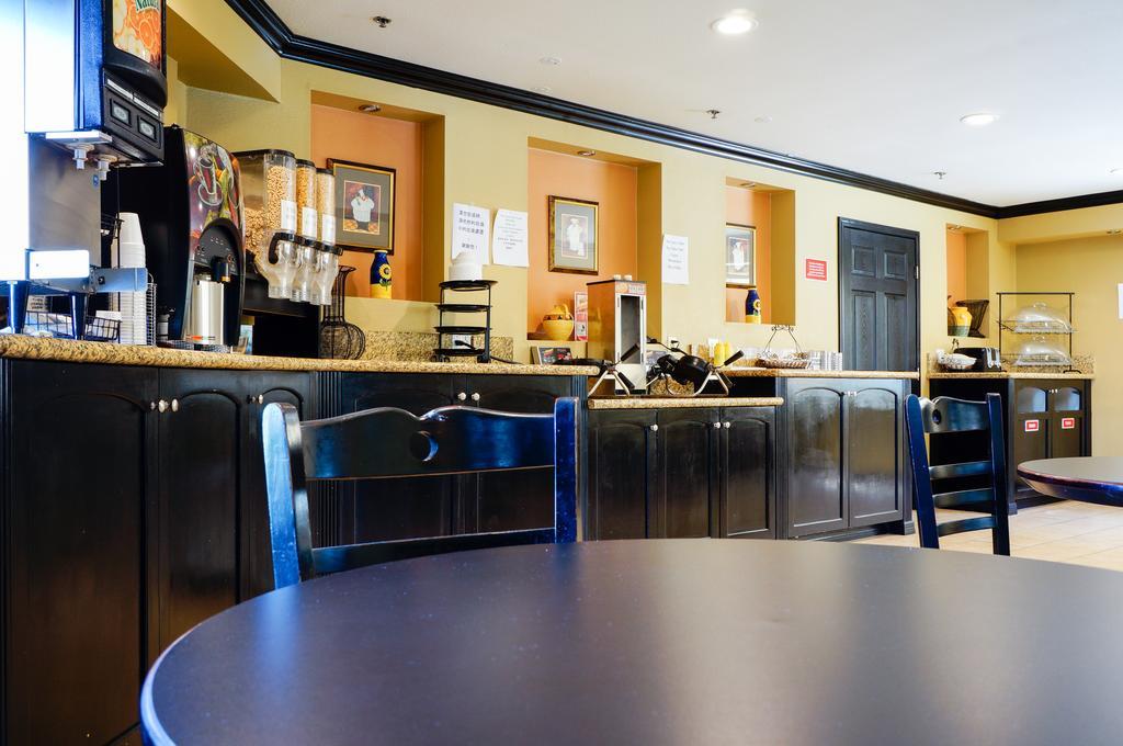 Ramada By Wyndham Ontario Ξενοδοχείο Εξωτερικό φωτογραφία
