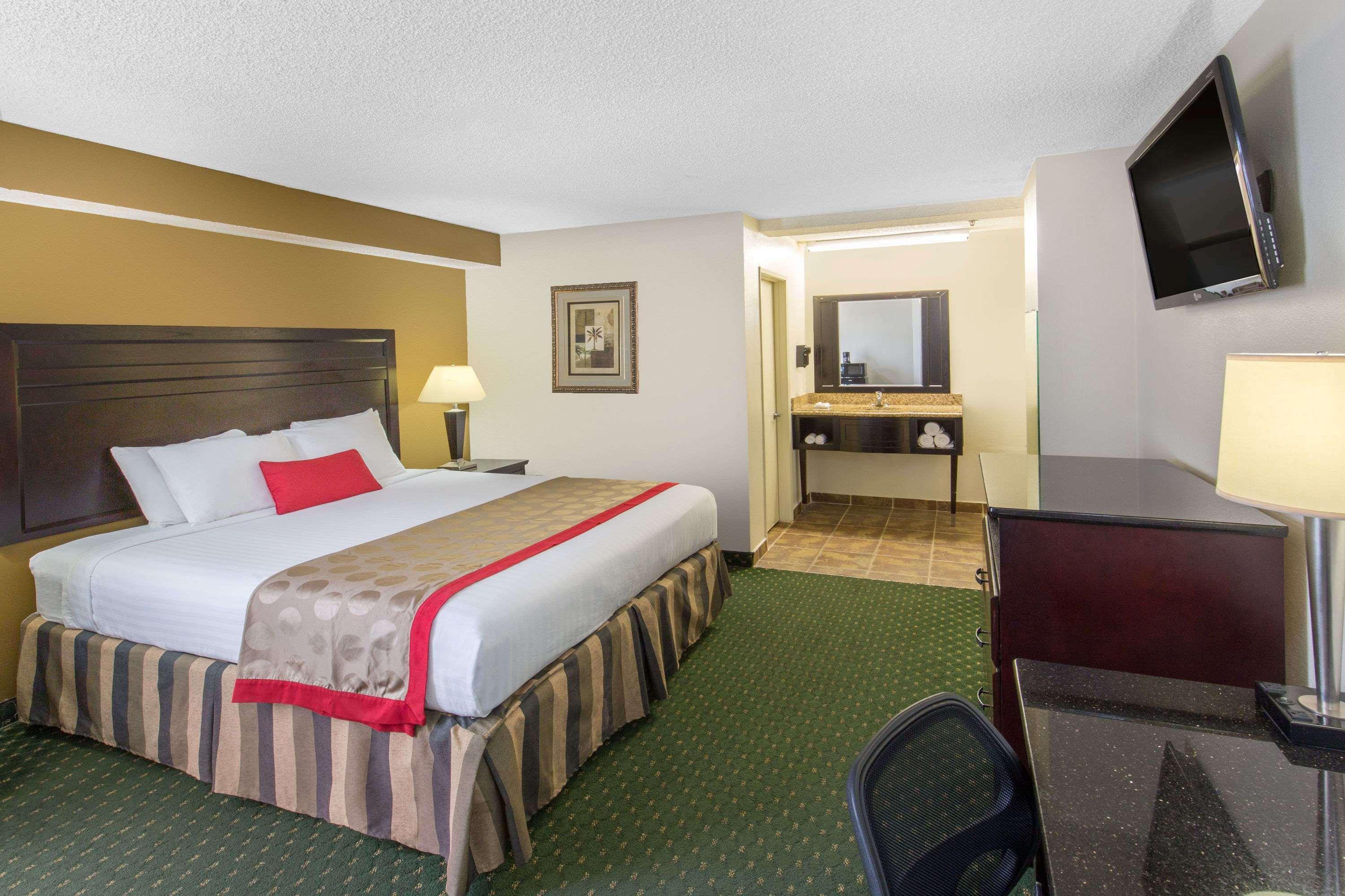 Ramada By Wyndham Ontario Ξενοδοχείο Εξωτερικό φωτογραφία