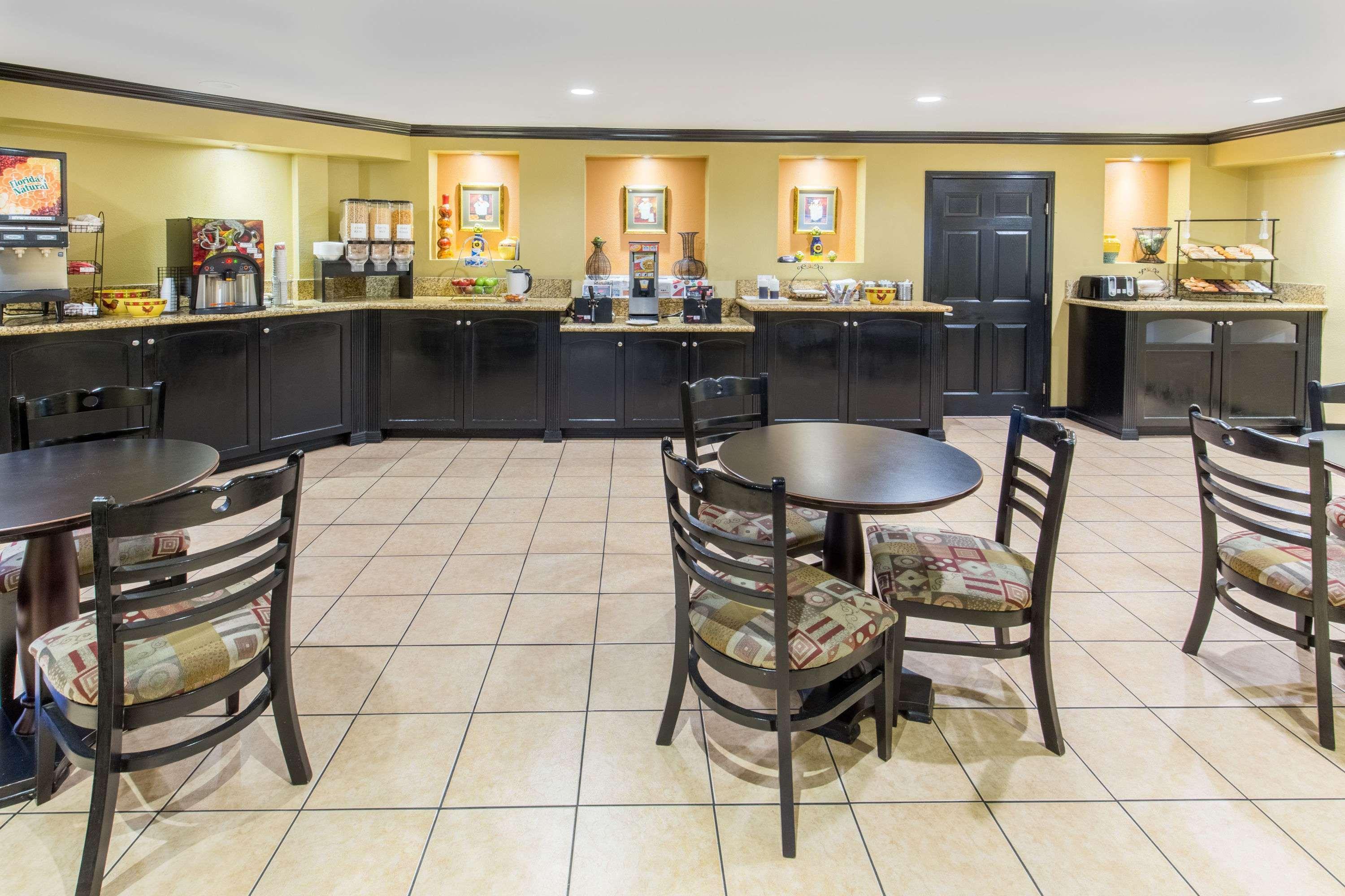 Ramada By Wyndham Ontario Ξενοδοχείο Εξωτερικό φωτογραφία