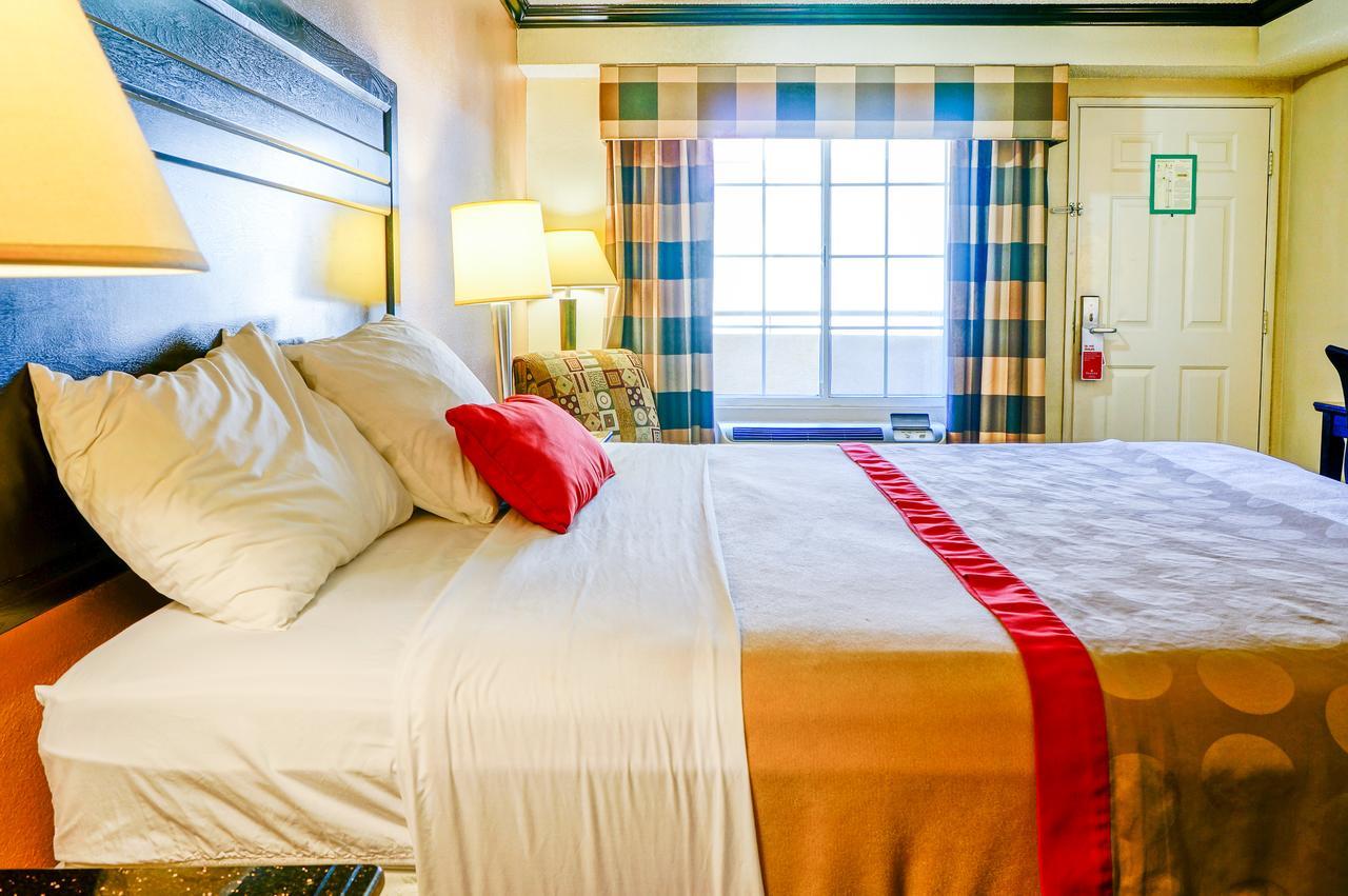 Ramada By Wyndham Ontario Ξενοδοχείο Δωμάτιο φωτογραφία
