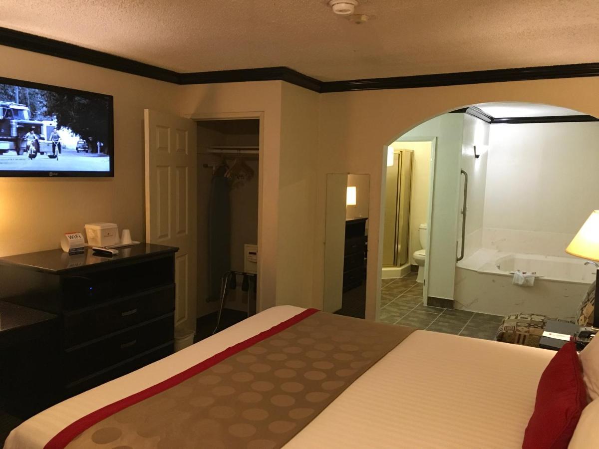 Ramada By Wyndham Ontario Ξενοδοχείο Εξωτερικό φωτογραφία