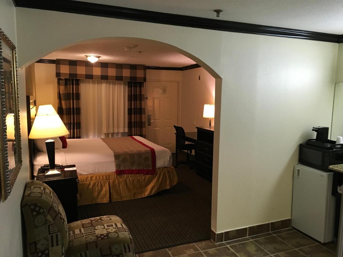 Ramada By Wyndham Ontario Ξενοδοχείο Εξωτερικό φωτογραφία